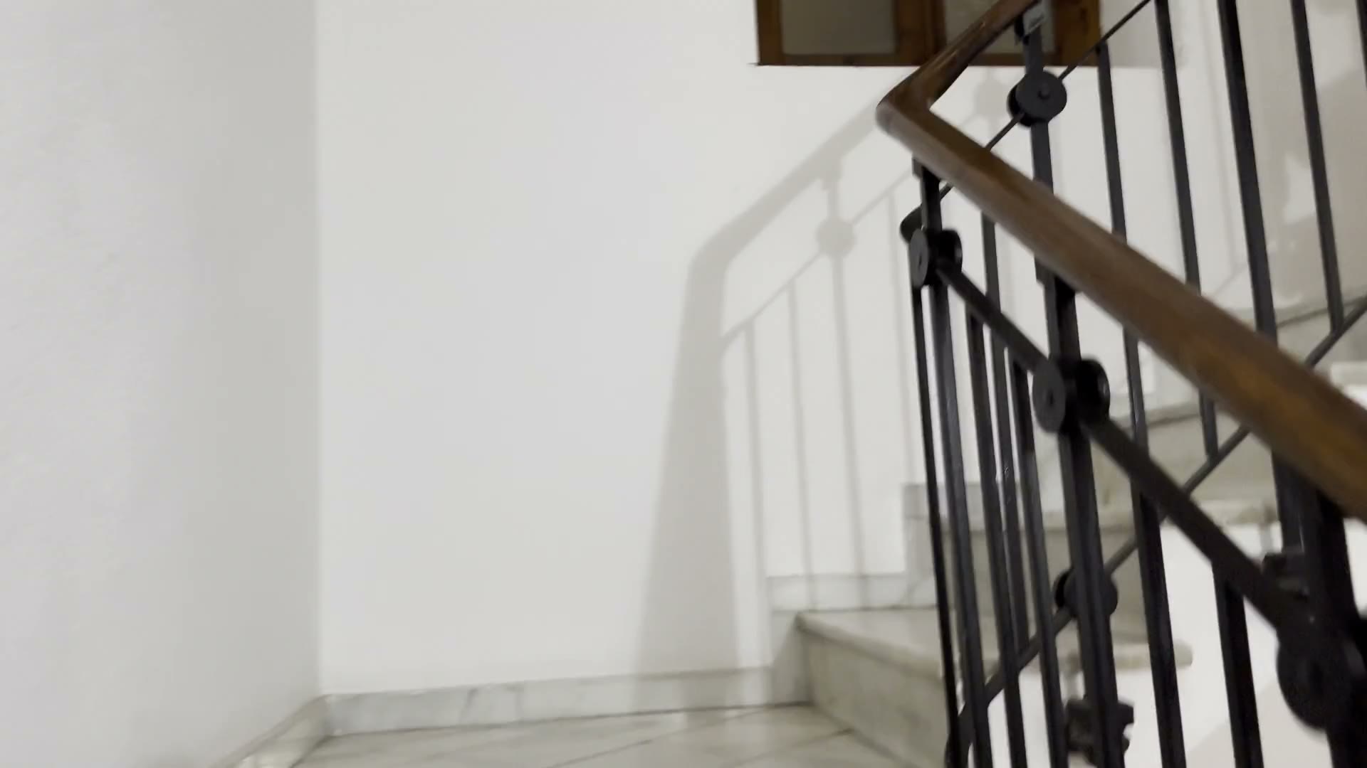 Escaleras de mármol y barandilla